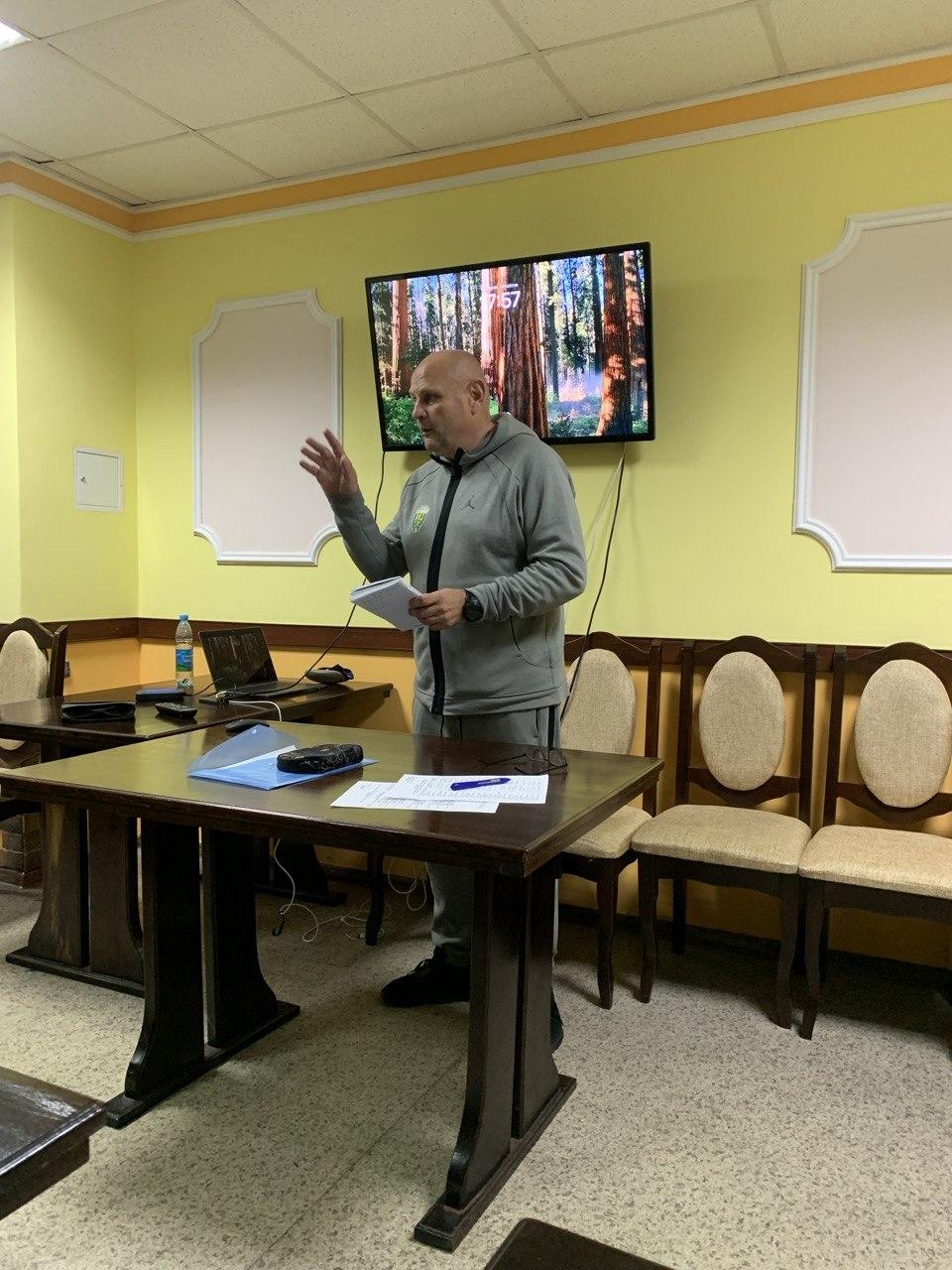 У Центрі футбольної освіти та лідерства УАФ 13– 14 квітня 2026 року відбувся другий модуль для слухачів, що проходять навчання за програмою В-диплом УЄФА для тренерів воротарів. 